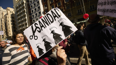 Varias personas marchan en la manifestación convocada por entidades sociales, profesionales de la sanidad y organizaciones sindicales por la defensa del sistema sanitario público madrileño, a 26 de marzo de 2023, en Madrid (España). Imagen de archivo.