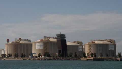 Vista de la planta regasificadora de Enagás en el Puerto de Barcelona. E.P./David Zorrakino