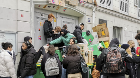 Estudiantes de secundaria del Liceo Lamartine bloquean este jueves con contenedores de basura y cajas el acceso al centro escolar, en apoyo a la huelga general que se desarrolla hoy en Francia contra el plan de reforma de las pensiones que ha presentado e