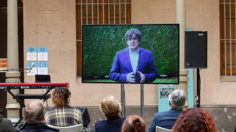 El expresidente de la Generalitat de Cataluña, Carles Puigdemont habla telemáticamente en un evento.