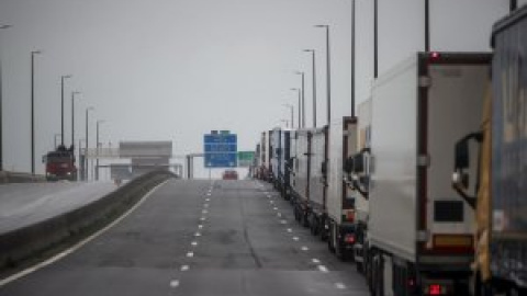 Las imágenes del caos en las carreteras inglesas por el cierre de fronteras