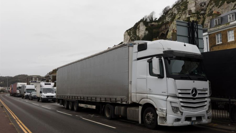 Los camiones de carga no pueden cruzar por mar ni por el Eurotúnel y el puerto de Dover está cerrado al tráfico de salida.