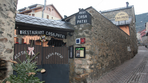 El restaurant Casa Patxi d'Alp, amb la porta tancada pel tancament perimetral de la Cerdanya.