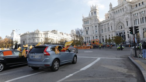 Varios coches circulan por la Plaza de Cibeles durante una manifestación contra la reforma educativa conocida como Ley Celaá, en Madrid.