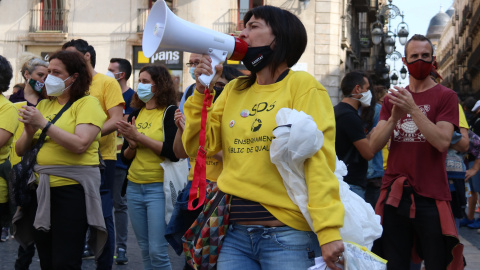 Protesta de docents a la plaça Sant Jaume de Barcelona.