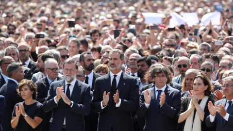 El rey y otras autoridades en la manifestación en Barcelona por los atentados / Reuters