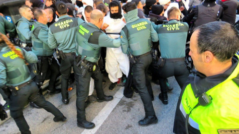 Las Guardia Civil trata de desalojar una protesta de activistas por la vivienda en Collado Villalba (Madrid).