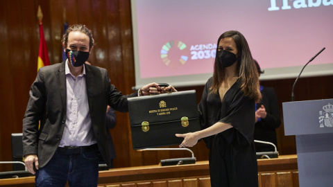 Pablo Iglesias e Ione Belarra, en el acto de traspaso de la cartera ministerial de Derechos Sociales y Agenda 2030, tras su salida del Gobierno de coalición. E.P./J. Hellín/POOL