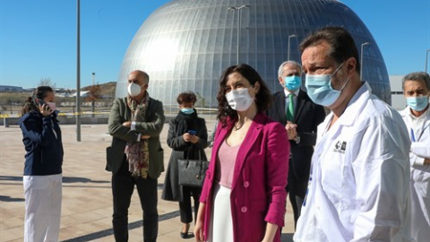 La presidenta de la Comunidad de Madrid, Isabel Díaz Ayuso (4d), junto al consejero de Sanidad, Enrique Ruiz Escudero (3d), y el viceconsejero de Sanidad, Antonio Zapatero (2i), durante su visita al inicio del proceso de vacunación contra el COVID-19 qu