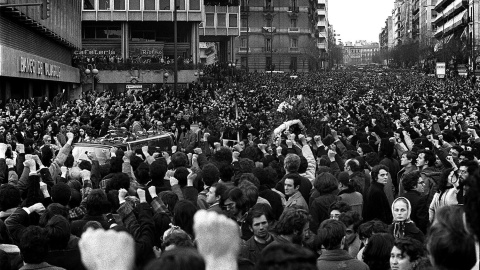 Miles de personas se congregan el 26 de enero de 1977 ante el paso del cortejo fúnebre de los asesinados en el despacho de los abogados laboralistas de la madrileña calle de Atocha.