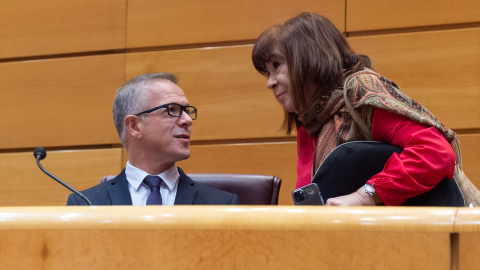 Imagen de archivo del presidente del Senado, Ander Gil, junto a la vicepresidenta primera, Cristina Narbona, durante una sesión en diciembre de 2022.