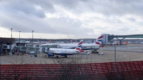 Varios aviones permanecen estacionados en el aeropuerto de Gatwick, Londres.- EFE/Facundo Arrizabalaga