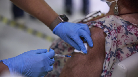 Una sanitaria vacuna a una mujer con la tercera dosis de la covid-19, en la Residencia de Mayores Vista Alegre.