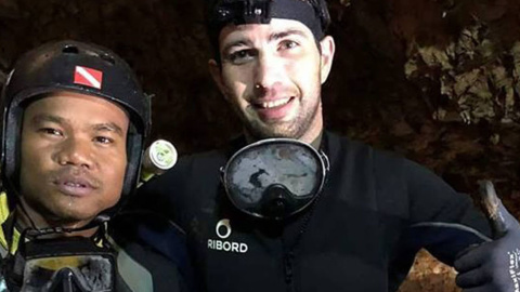 El español Fernando Raigal durante las labores de rescate de los niños atrapados en la cueva tailandesa.