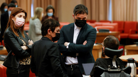 22/02/2022. El portavoz del grupo de Esquerra Republicana en el Congreso,Gabriel Rufián (d),dialoga con la portavoz de EH Bildu, Mertxe Aizpurua (2i) y con Pablo Echenique (2d), portavoz del Grupo Confederal UP- EC antes de la Junta de portavoces. EFE/Ju