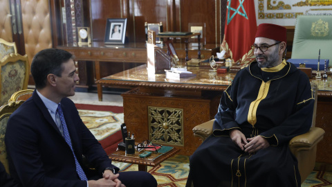 El presidente del Gobierno español, Pedro Sánchez (i), se reúne con el rey Mohamed VI de Marruecos (d), en un encuentro en Rabat.