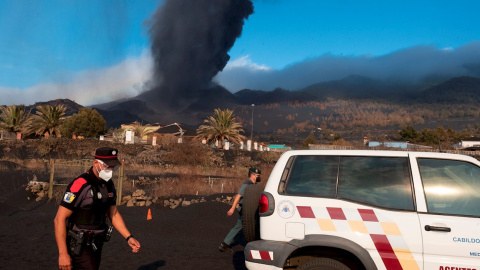 Un agente de la Policía Canarias y otro de la Guardia Civil patrullan este lunes 4 de octubre por el barrio de Las Manchas, en La Palma.