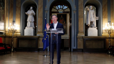 El portavoz socialista, Ander Gil, durante la rueda de prensa que ha ofrecido tras la reunión este martes 27 de abril de 2021 de la Junta de Portavoces del Senado.