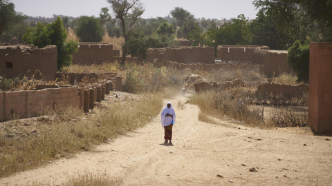 Imagen de archivo de una mujer observando el paso del ejército francés en un vehículo blindado, en noviembre de 2019, al norte de Burkina Faso.