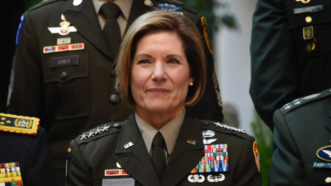 La comandante del Comando Sur de los Estados Unidos, general Laura Richardson posa con otros líderes militares para la foto oficial de la Conferencia Sudamericana de Defensa