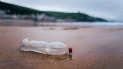 Plástico o vidrio: ¿qué botella debemos escoger para cuidar el medioambiente?