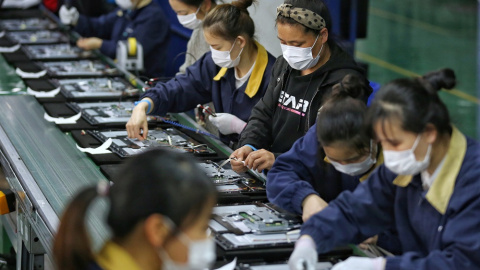 Trabajadores de una fábrica en Wuhan, China.