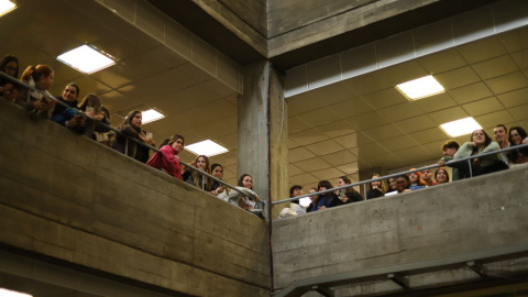 Alumnos de Ciencias de la Información esperan la entrada de Ayuso para su nombramiento como alumna ilustre.