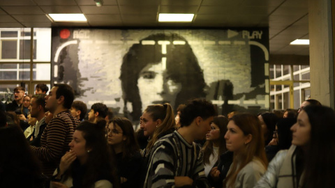 Alumnos de Ciencias de la Información esperan la entrada de Ayuso para su nombramiento como alumna ilustre.