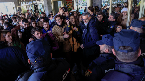 Agentes de la Policía ante los estudiantes que protestan a las puertas de la facultad de Ciencias de la Información de la Universidad Complutense de Madrid donde este martes la presidenta madrileña, Isabel Díaz Ayuso, recoge el premio como "alumna ilu