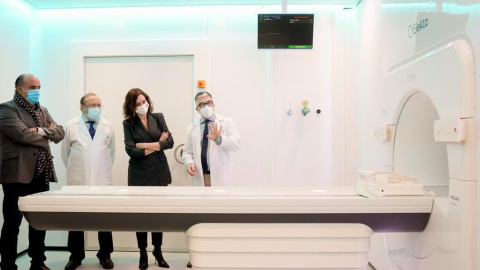 La presidenta madrileña, Isabel Díaz Ayuso, durante la presentación en sociedad de la máquina MR Linac Unity para tratamientos de cáncer en La Paz el 17 de diciembre de 2021.