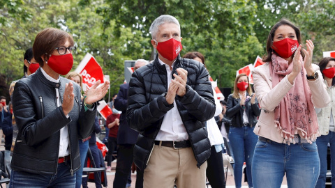 El ministro del Interior, Fernando Grande-Marlaska, junto a la ministra de Industria, Comercio y Turismo, Reyes Maroto (d), y la directora de la Guardia Civil, María Gámez, durante un acto de campaña del candidato socialista a las elecciones de la Comu