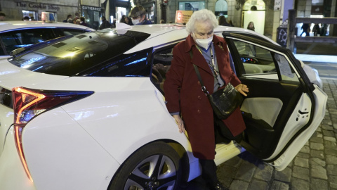 Un señora mayor a su llegada al Ayuntamiento de Pamplona tras ser desplazadas por un taxi solidario, a 28 de diciembre de 2022, en Pamplona, Navarra (España)