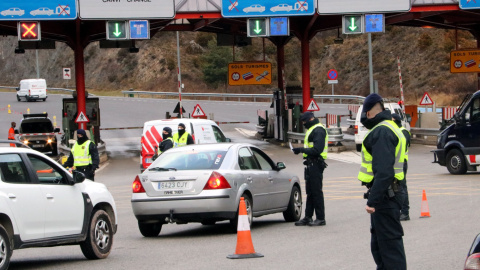 Controls de Mossos d'Esquadra a l'entrada del túnel del Cadí per accedir a la Cerdanya.