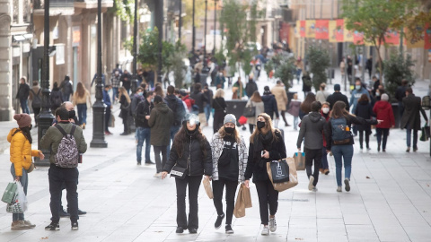 Aspecto del centro de Barcelona a pocas horas de la Nochebuena, la primera cita festiva de estas navidades que estarán marcadas por la pandemia del covid19 que restringe movimientos y reuniones en todo el estado.