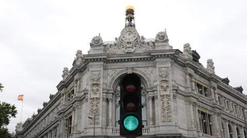 Un semáforo en verde cerca de la sede del Banco de España en Madrid.  E.P./Isabel Infantes