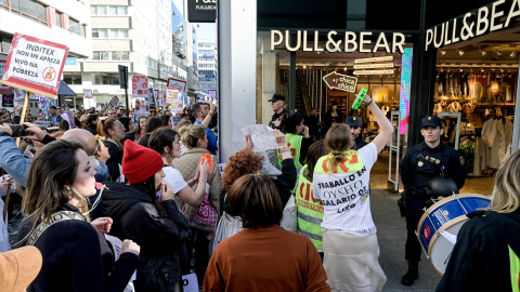 Varias trabajadoras se manifiestan frente a una tienda Pull & Bear durante la jornada de huelga de las tiendas de Inditex en A Coruña, a 25 de noviembre de 2022.