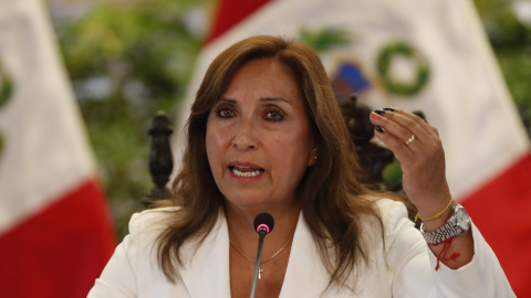 La presidenta del Perú, Dina Boluarte, habla durante una rueda de prensa en Lima, a 24 de enero de 2023.