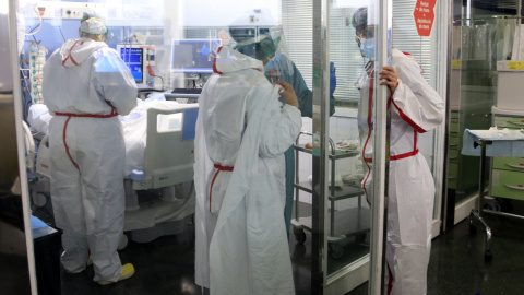 Professionals sanitàries de l'Hospital del Mar atenent un pacient ingressat a l'UCI amb covid-19, en la tercera onada de la pandèmia del coronavirus. 29 de gener del 2021.