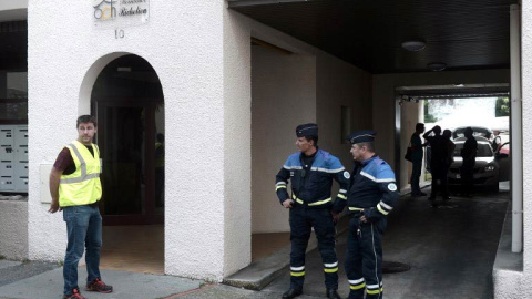 Policías franceses custodian la entrada al edificio de Pau donde ocurrieron los hechos. (AFP)