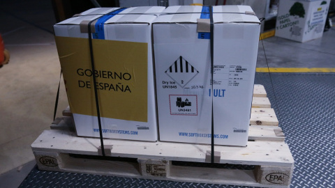 Caja en la que llegan las primeras dosis de la vacuna contra el COVID-19 a España, en Guadalajara.