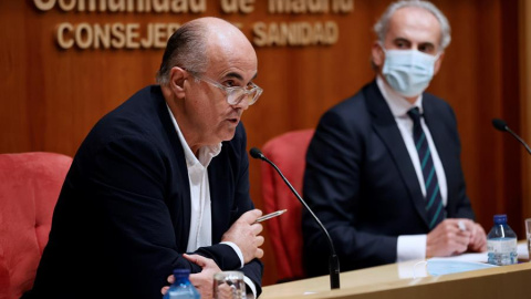 El viceconsejero de Salud Pública y Plan Covid-19, Antonio Zapatero (i), y el consejero de Sanidad de la Comunidad de Madrid, Enrique Ruiz Escudero (d), dan una rueda de prensa para actualizar la información sobre la situación epidemiológica y asisten