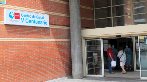 26/12/2020. Dos personas se informan en la entrada del centro de salud V Centenario de San Sebastián de los Reyes. - EFE