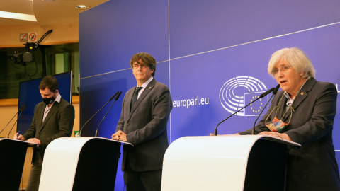 Els eurodiputats de JxCat Carles Puigdemont, Toni Comín i Clara Ponsatí durant la roda de premsa a l'Eurocambra.