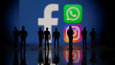 Pequeñas figuras de juguete frente a los logotipos de Facebook, Whatsapp e Instagram en una ilustración tomada el 4 de octubre de 2021.