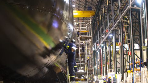 Dos trabajadores en el astillero de Navantia, a 15 de abril de 2021.