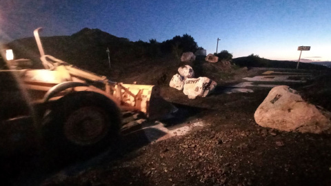 21/01/2023 - L'excavadora en el moment de reobrir el pas fronterer del Coll de Banyuls.