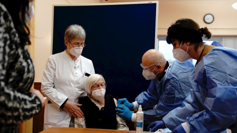 27/12/2020. Personas mayores y personal sanitario comienza a recibir la vacuna contra la covid-19. - EFE