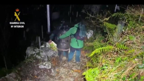 Imagen del rescate de una familia perdida en una ruta de montaña en Cantabria.