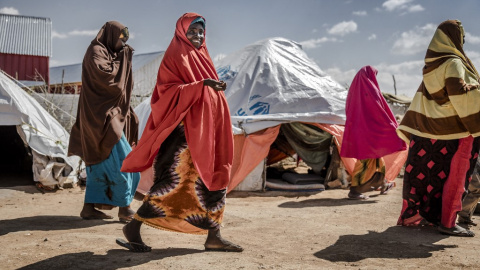 Varias mujeres caminan en un campo de refugiados de personas desplazadas por las inundaciones de Beledweyne, en Somalia, en diciembre de 2019.