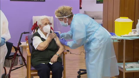 Araceli, una mujer de 96 aÃ±os, recibe la primera dosis de la vacuna en EspaÃ±a 